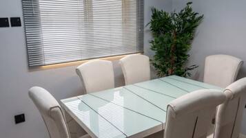 Classic Apartment | Tempat makan