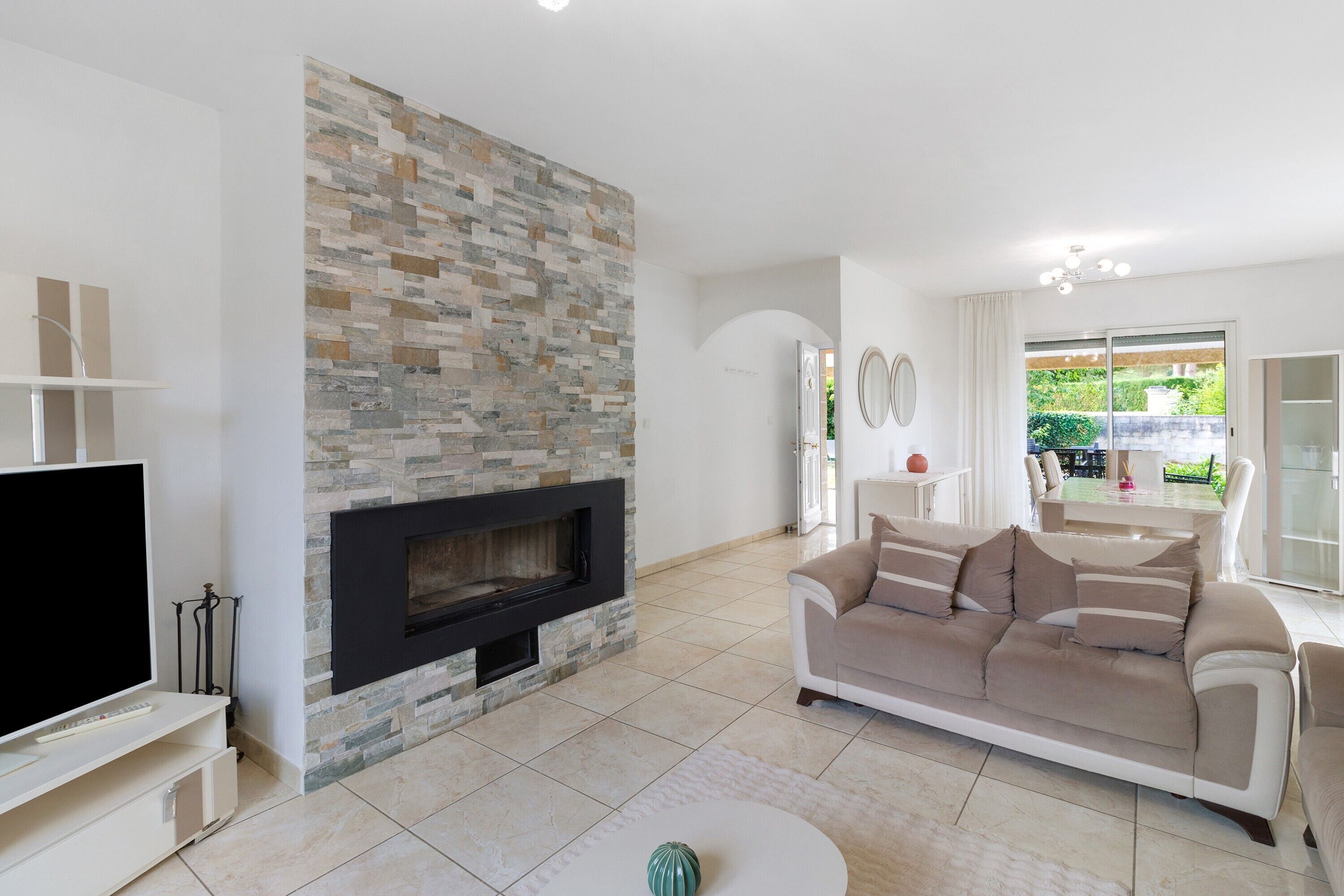 TV, fireplace