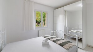 A white room with a bed, a window, and a mirror. - Périgord House: Private Terrace, Wi-Fi & Air Conditioning (Pazayac)