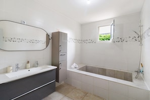 Een douche, handdoeken