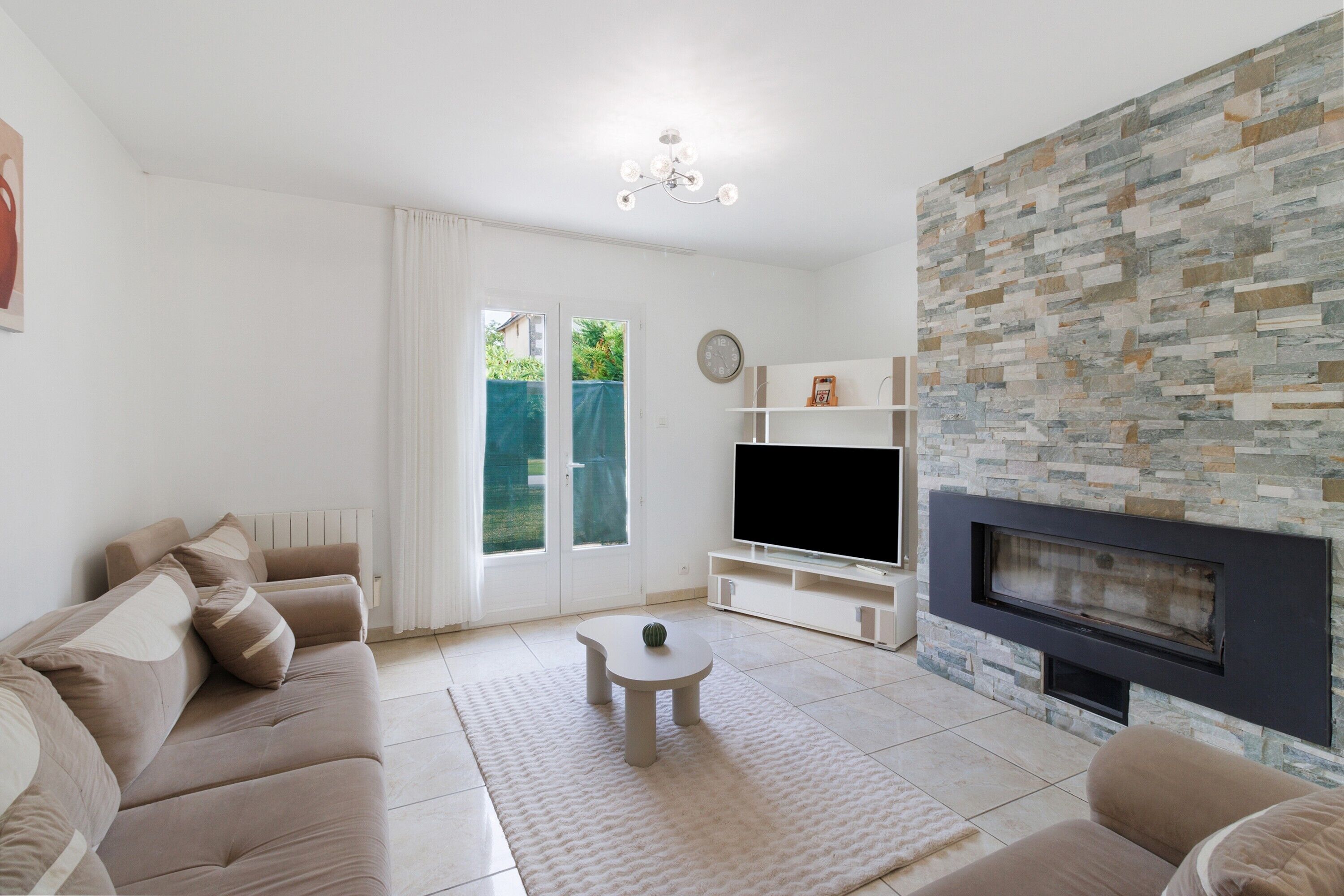 TV, fireplace