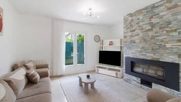 TV, fireplace