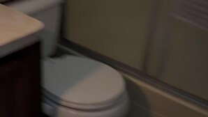 Kylpyhuone, jossa on wc, pesuallas ja suihkutila.