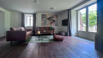 TV, fireplace