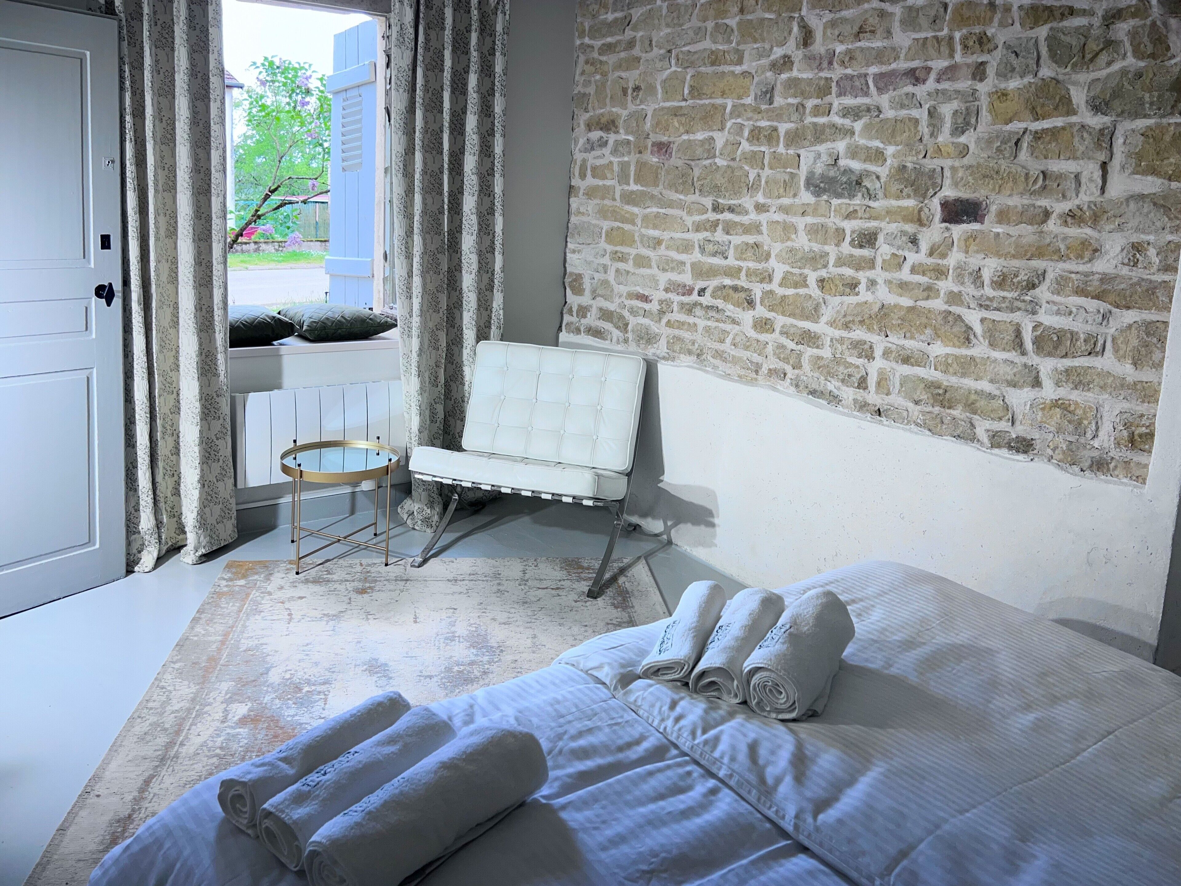 5 habitaciones, tabla de planchar con plancha, wifi y ropa de cama 
