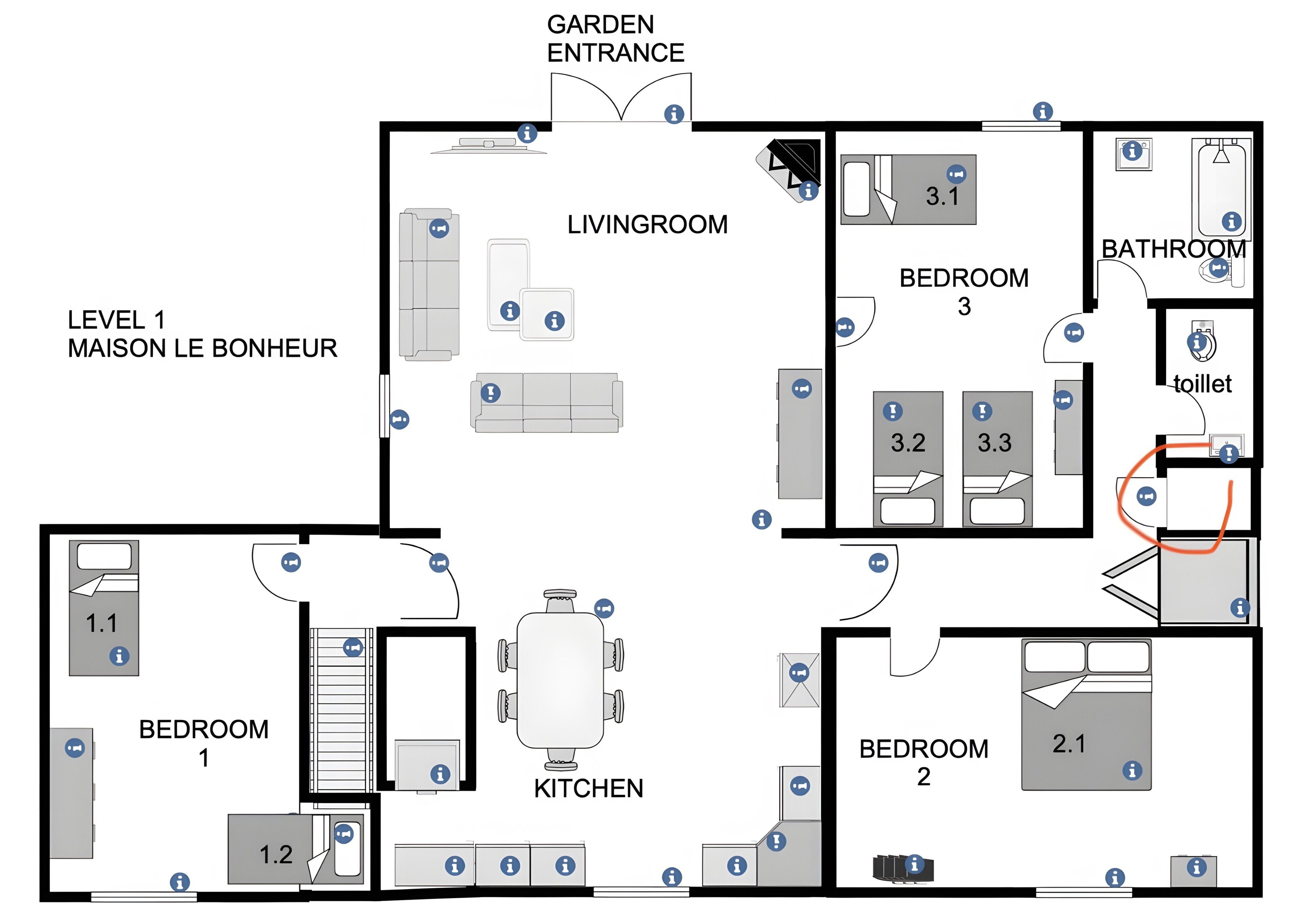 Plattegrond van een hotel met tuindeur, woonkamer, twee slaapkamers, keuken en badkamer.