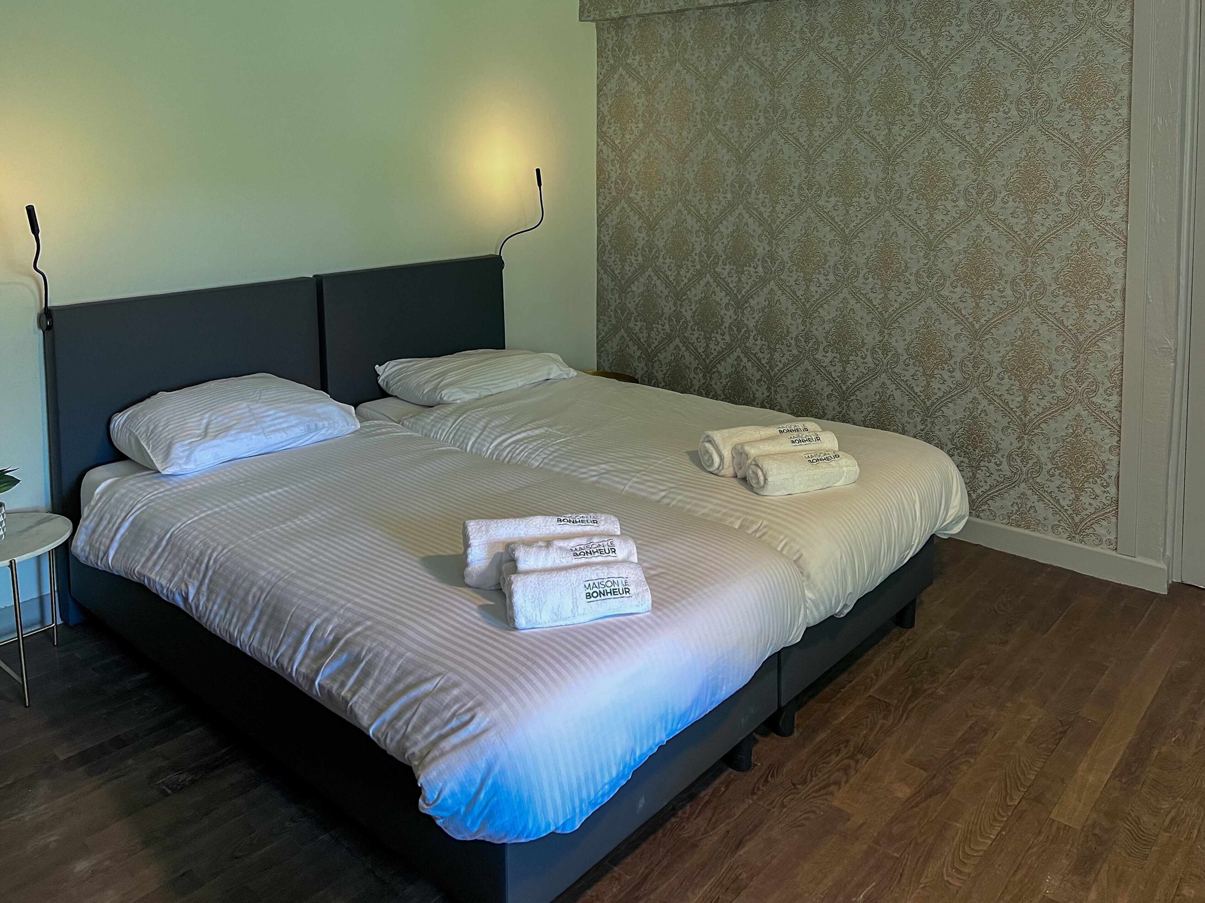 Een strijkplank/strijkijzer, wifi, beddengoed