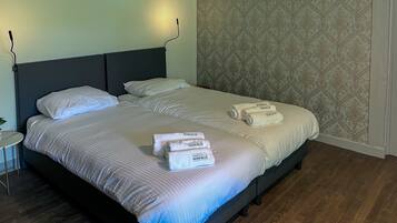 Een strijkplank/strijkijzer, wifi, beddengoed