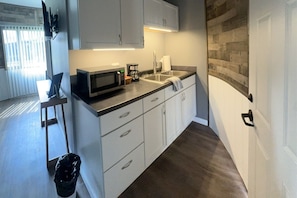 Private kitchen - Cozy 1-bedroom lodge At Wildlife Prairie Park with AC (Hanna City)