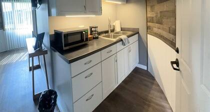 Cozy 1-bedroom lodge At Wildlife Prairie Park with AC