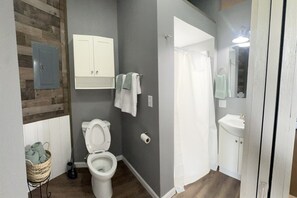 Bathroom - Cozy 1-bedroom lodge At Wildlife Prairie Park with AC (Hanna City)