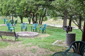 Outdoor dining - Cozy 1-bedroom lodge At Wildlife Prairie Park with AC (Hanna City)
