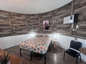 Room - Cozy 1-bedroom lodge At Wildlife Prairie Park with AC (Hanna City)