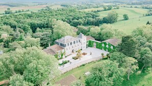 A large estate with a central building surrounded by lush greenery and fields. - A peaceful family retreat surrounded by nature - 6-bedroom apartment (Mazerolles-du-Razès)