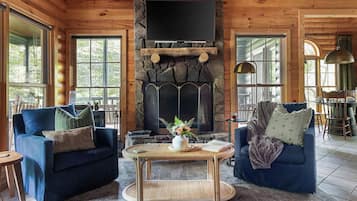 Smart TV, fireplace