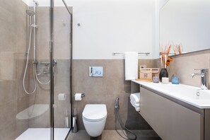 Dusj, hårføner, bidé og håndklær