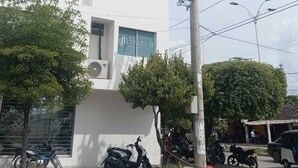A building with a sign reading 'CASA GRANDE HOTEL' and a window with 'Finura.ar' branding. - Hotel Casa Grande  (Agustín Codazzi)