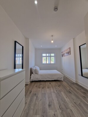 2 Schlafzimmer, Schreibtisch, Bügeleisen/Bügelbrett, kostenloses WLAN