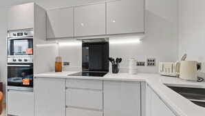 Unclassified image, 4 of 16, button - 2‑Bed • Riverside • Parking • Wi‑Fi • Heathrow (Staines-upon-Thames)