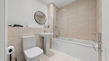 Dusche, Haartrockner, Handtücher, Seife