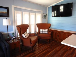 Living area - Cozy 2-bedroomcottage in Sun Outdoors resort in Sarasota (Sarasota)