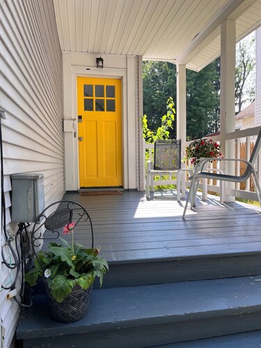 Cozy 2-bedroom, 4bds near tranquil Crandall Park Glens Falls with AC
