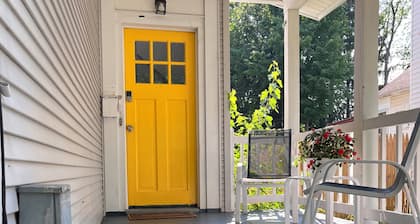 Cozy 2-bedroom, 4bds near tranquil Crandall Park Glens Falls with AC