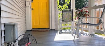Cozy 2-bedroom, 4bds near tranquil Crandall Park Glens Falls with AC