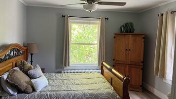 2 bedrooms, iron/ironing board, WiFi, bed sheets