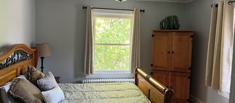 Cozy 2-bedroom, 4bds near tranquil Crandall Park Glens Falls with AC