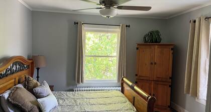 Cozy 2-bedroom, 4bds near tranquil Crandall Park Glens Falls with AC