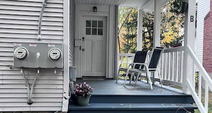 Cozy 2-bedroom, 4bds near tranquil Crandall Park Glens Falls with AC