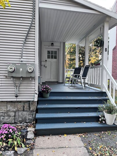 Cozy 2-bedroom, 4bds near tranquil Crandall Park Glens Falls with AC