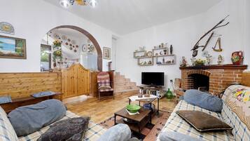 TV, fireplace, DVD player, stereo