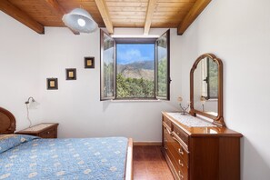 Tabla de planchar con plancha y ropa de cama