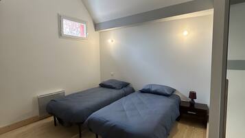 Iron/ironing board, WiFi, bed sheets