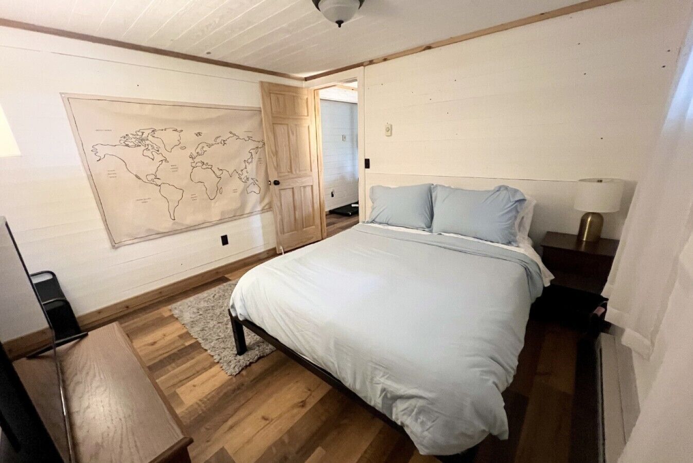 Desk, travel cot, WiFi