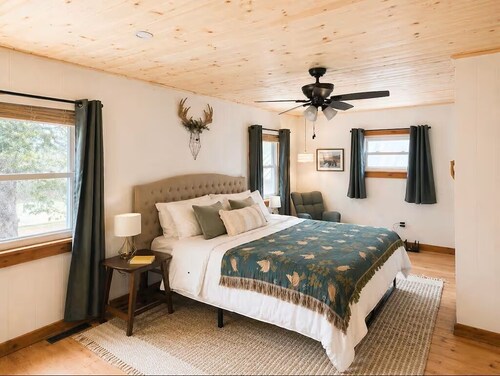 Family fun historic cabin between LCO and Grindstone Lakes