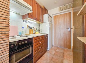 Fridge, microwave, oven, stovetop - Mareda Apartment (Mareda)