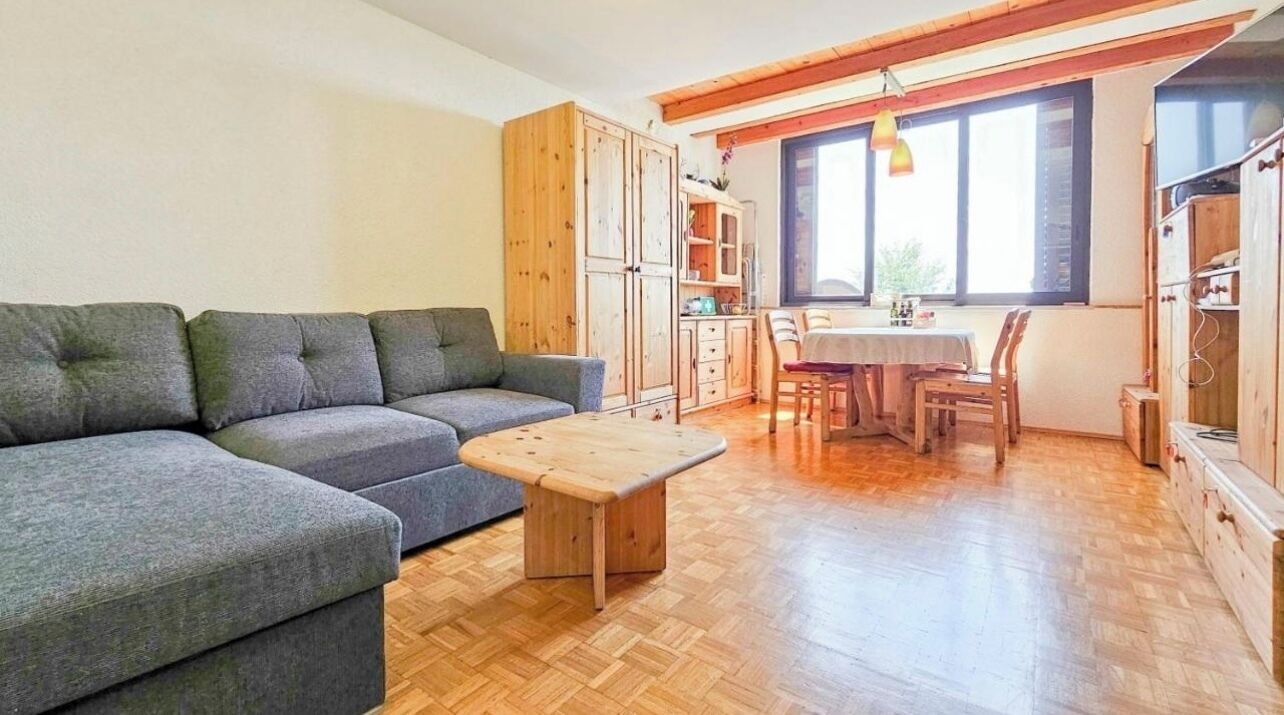 Una Smart TV, una chimenea, un reproductor estéreo
