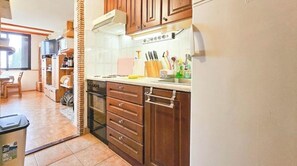 Fridge, microwave, oven, stovetop - Mareda Apartment (Mareda)
