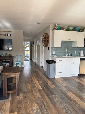 Interior - Cozy 2-bedroom Family Friendly Lakefront Chalet (Oak Ridge)
