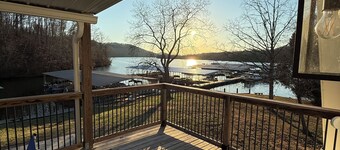 Cozy 2-bedroom Family Friendly Lakefront Chalet