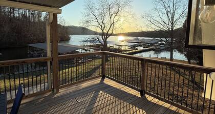 Cozy 2-bedroom Family Friendly Lakefront Chalet