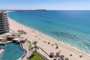 Ein Resort mit Pool, Strand und Meerblick.