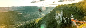 Atividade de tirolesa em altitude com uma ponte em teleférico.