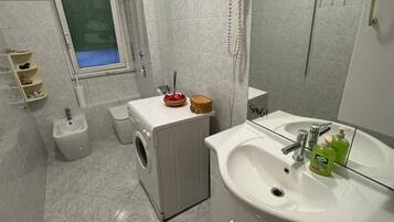 Sèche-cheveux, bidet, savon, papier toilette