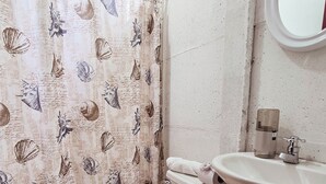 Economy-Zimmer | Badezimmer | Handtücher, Seife, Shampoo, Toilettenpapier