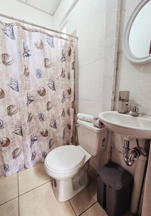 Chambre Économique | Salle de bain | Serviettes fournies, savon, shampoing, papier toilette