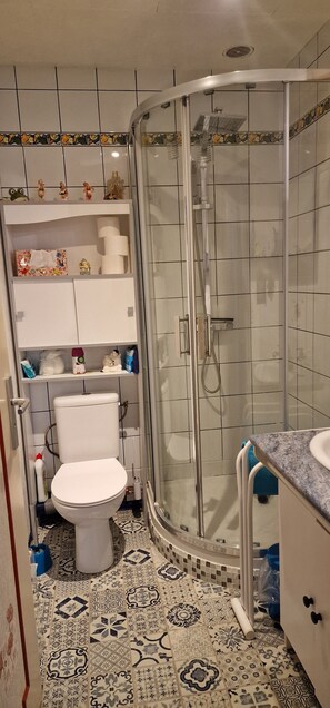 Hair dryer, towels, soap, toilet paper - "Buddha" Single Room (sleeps 3), ideal for sporting events. (Le Mans)